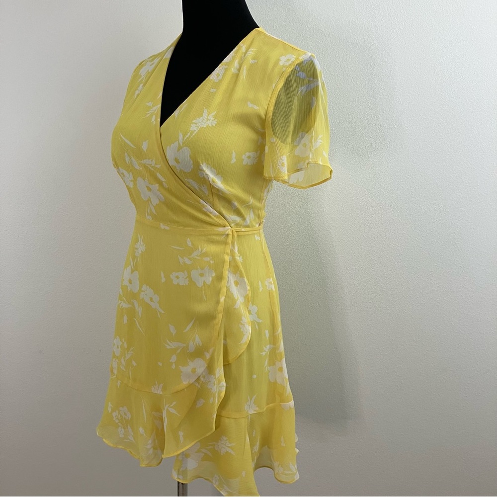 🔴 Floral Ruffled Wrap Dress - Picture 3 of 13